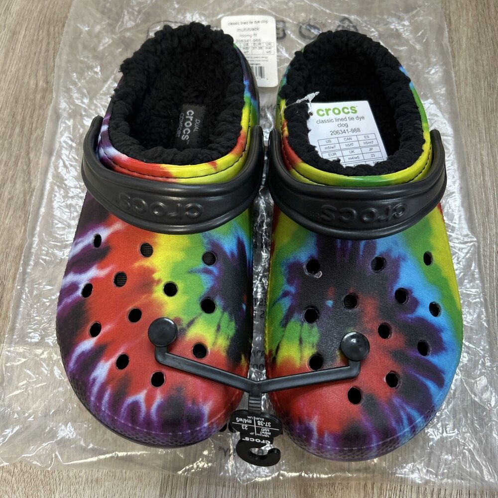 Crocs Classic Tie Die Clogs Womens 7 Rainbow Fuzzy Slippers Black Fur Lined NEW